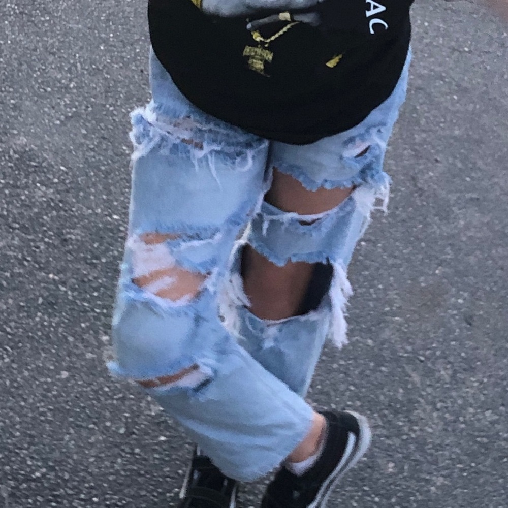 Baggy ripped jeans
